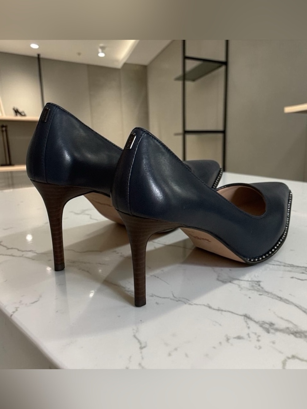 COACH Waverly Navy Leather Pointed-Toe Pumps w Ball Chain Trim! Size 8.5 EUC!! - Picture 4 of 15